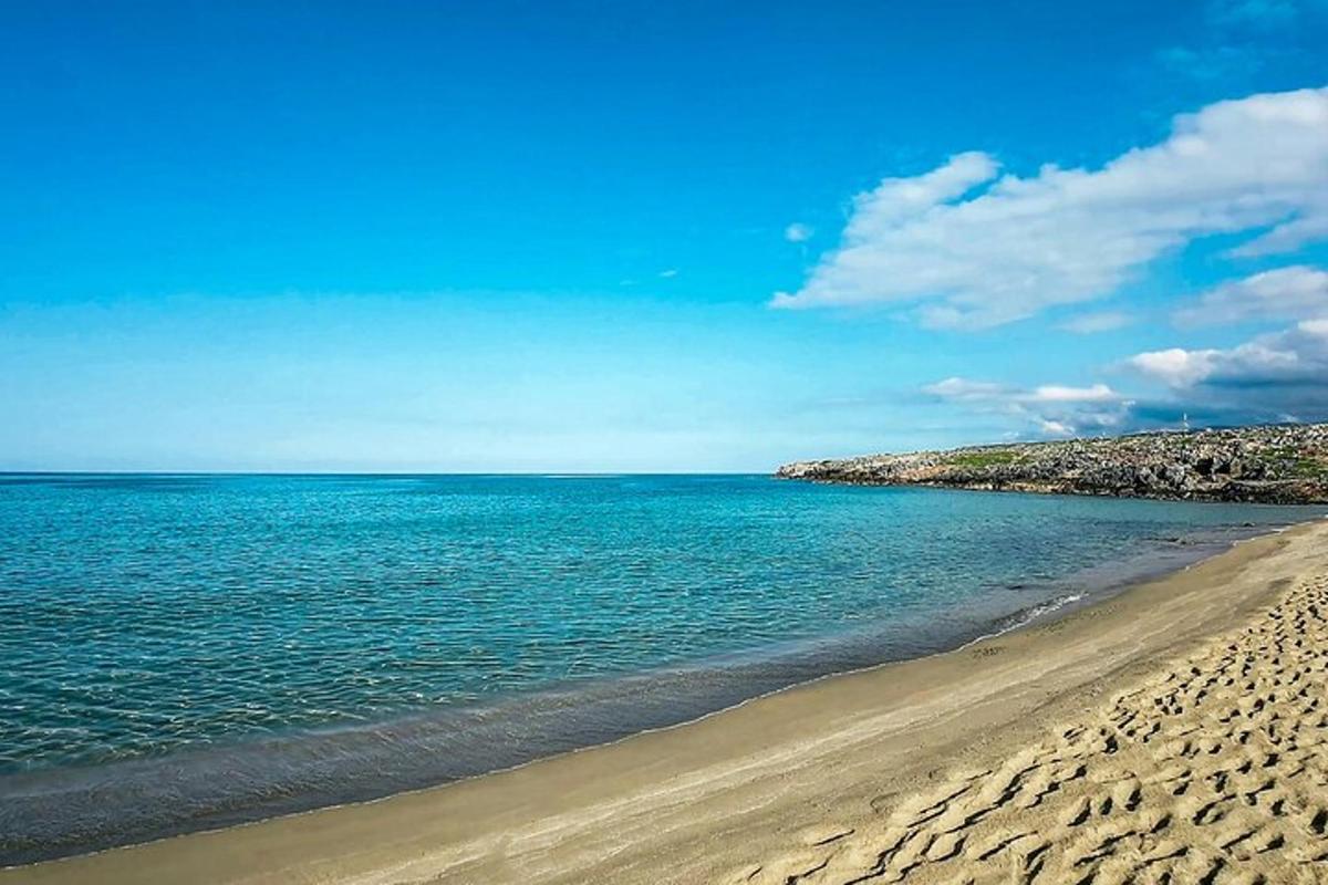 plaža z oceanom in modrim nebom