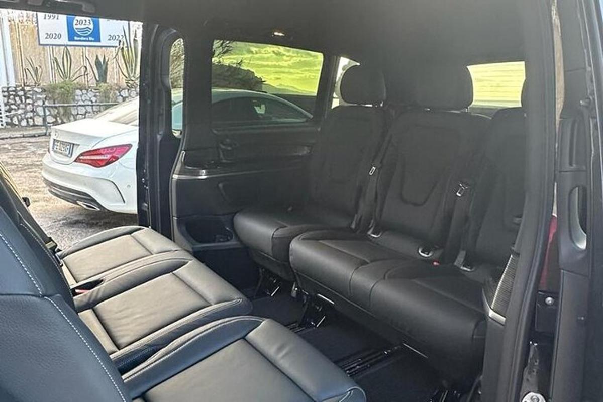 Un asiento trasero de un coche con el asiento trasero de arriba