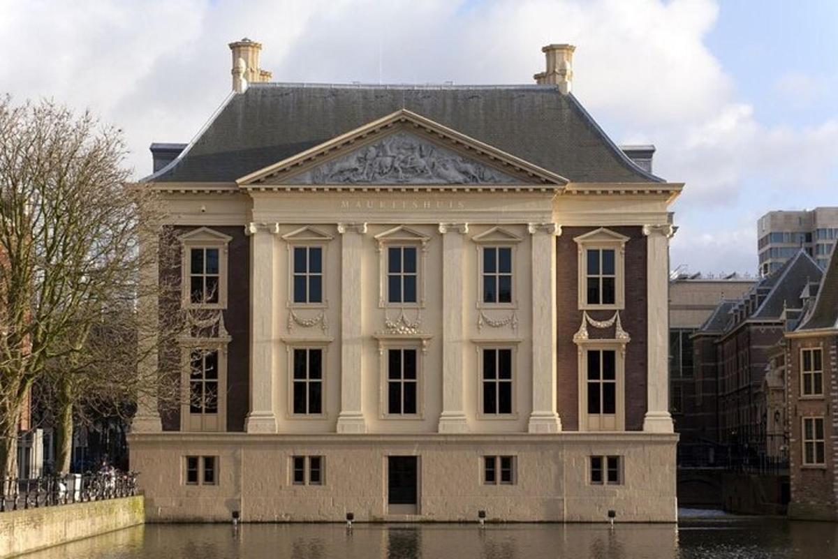un gran edifici blanc al mig de l'aigua