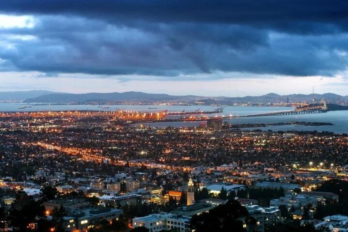 una vista aerea di una città di notte