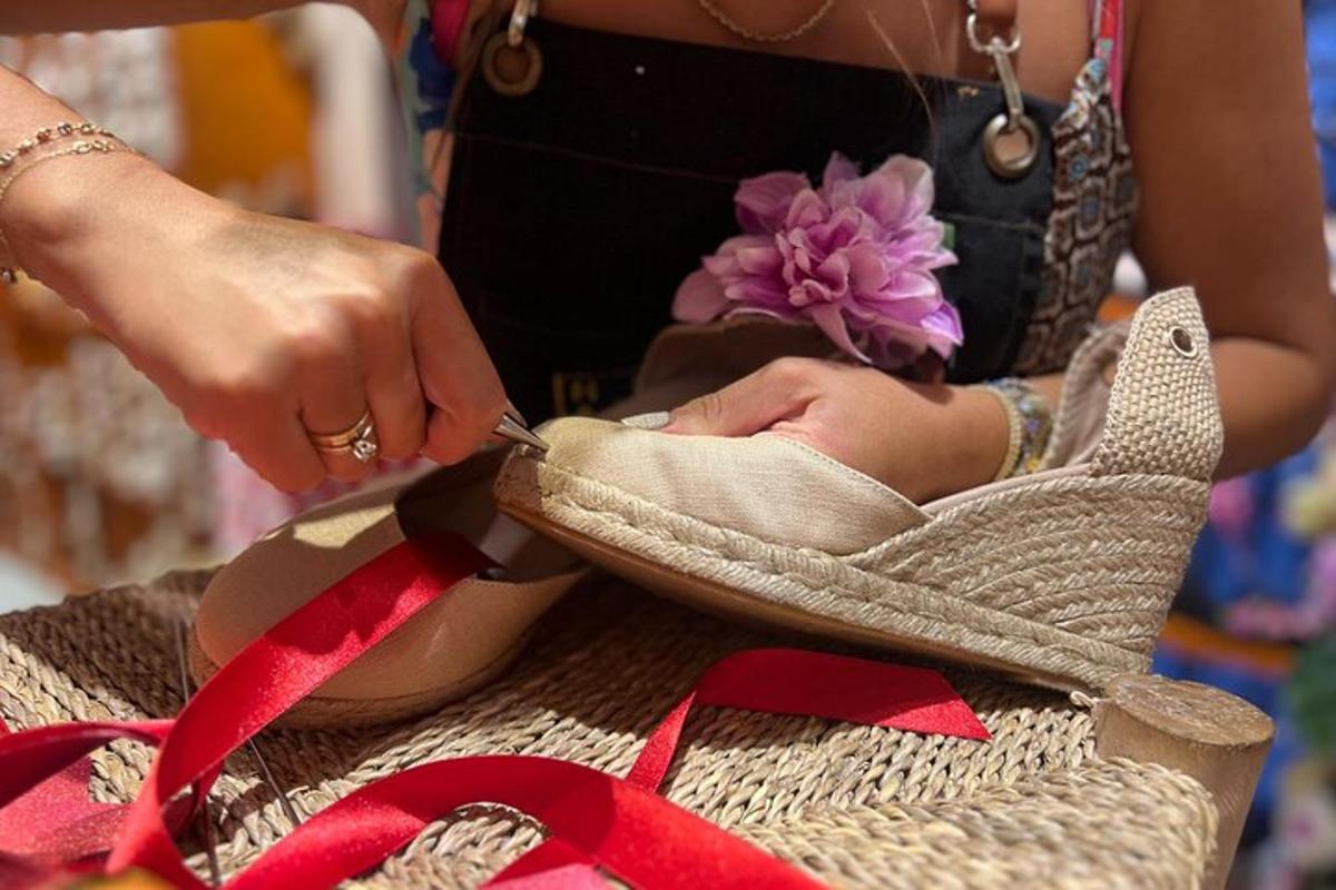 uma mulher cortando um chapéu com uma tesoura