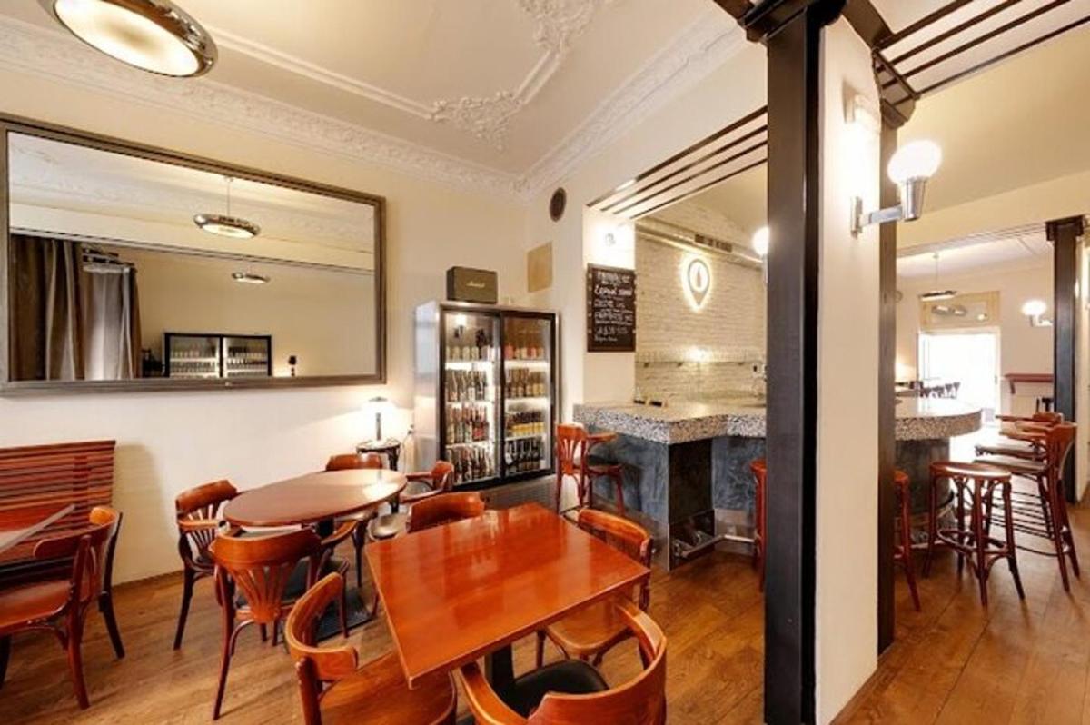 una sala da pranzo con tavolo e sedie