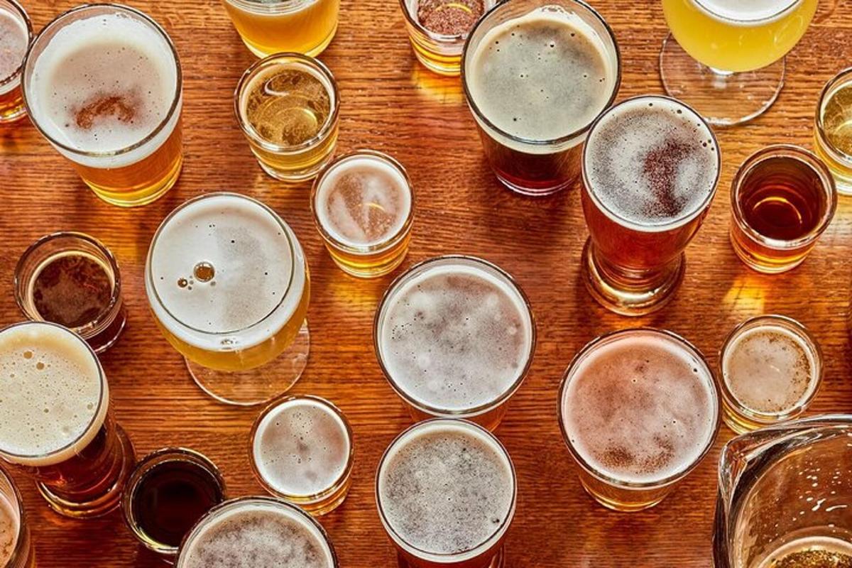 un mucchio di bicchieri di birra su un tavolo di legno