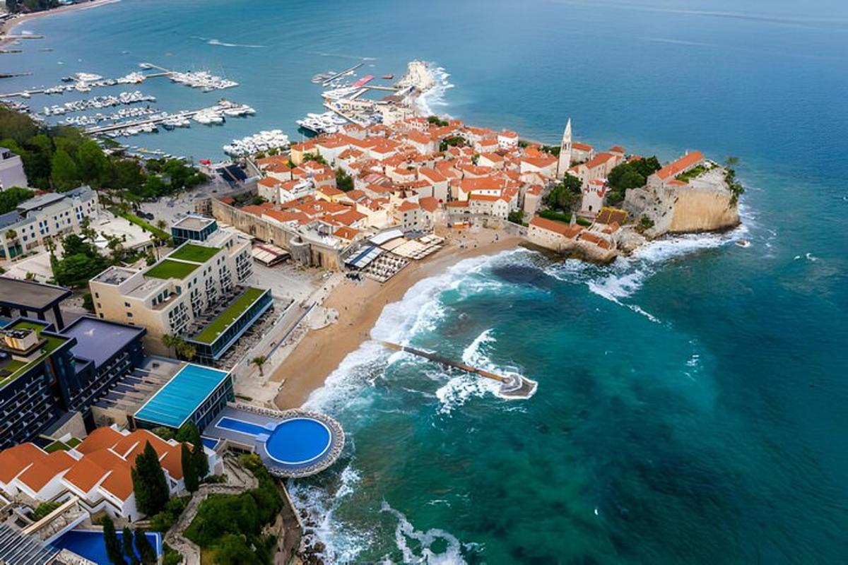 zračni pogled na plažo s čolni v vodi