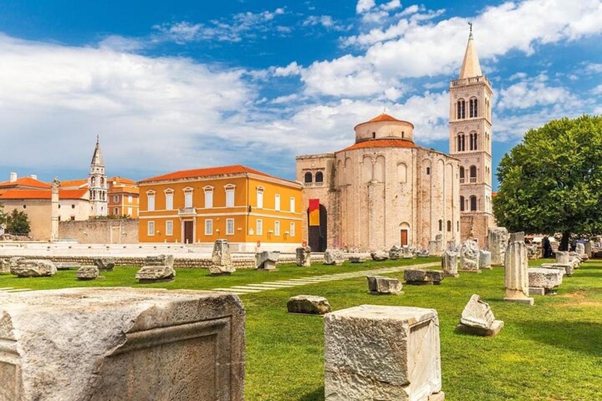 un vecchio edificio con una chiesa e un cimitero