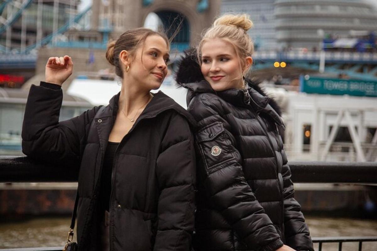 twee vrouwen staan naast elkaar
