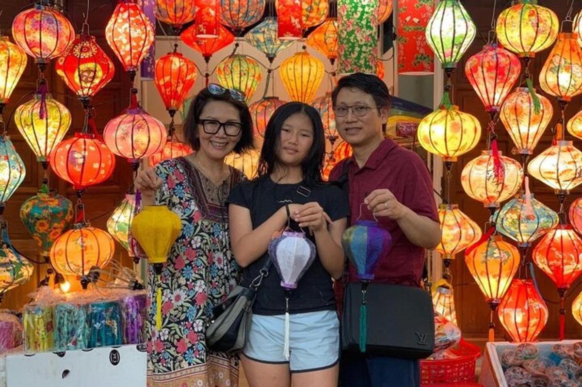 三个人站在灯笼前