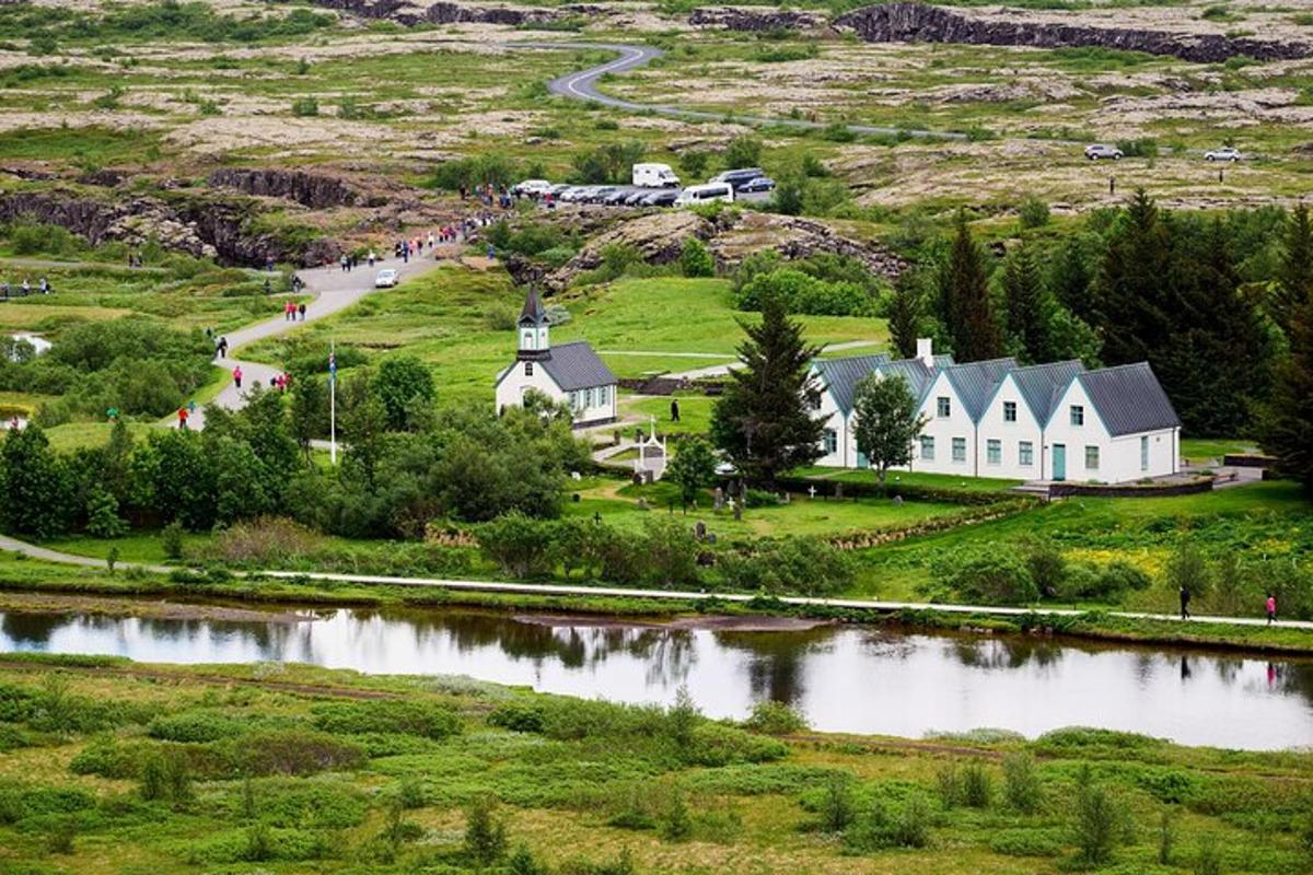 una casa bianca su una collina vicino a un fiume