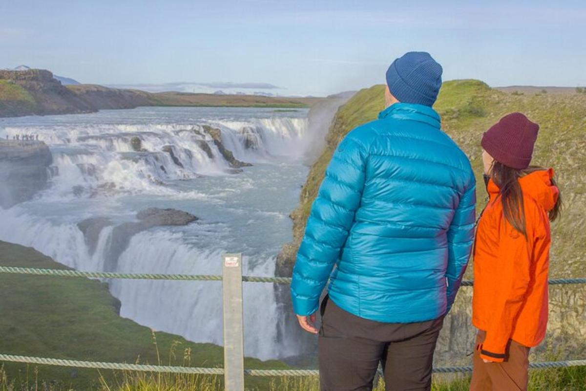 Un hombre y una mujer mirando una cascada