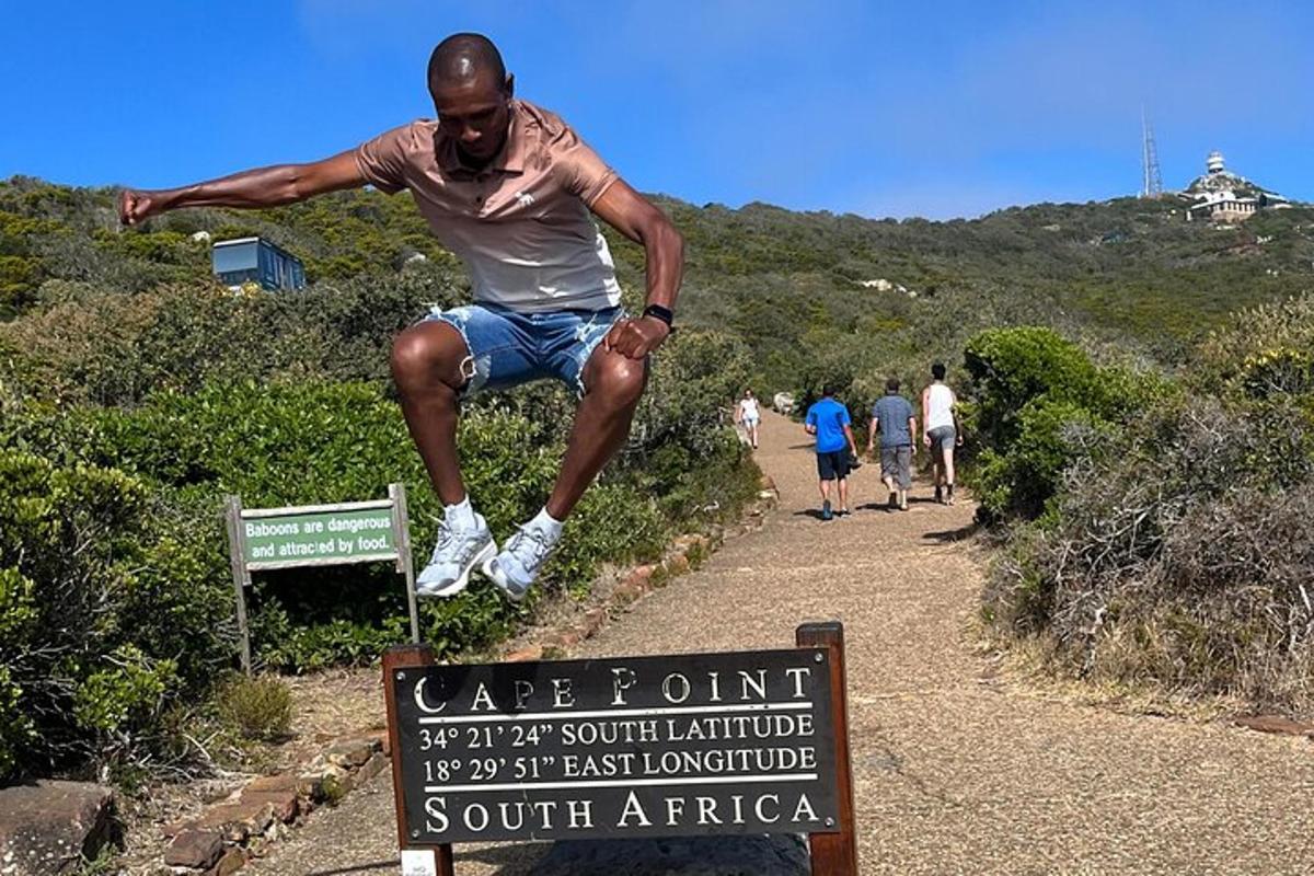 Un hombre saltando en el aire sobre un cartel
