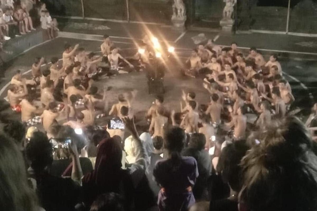 uma multidão de pessoas assistindo a um show em um palco