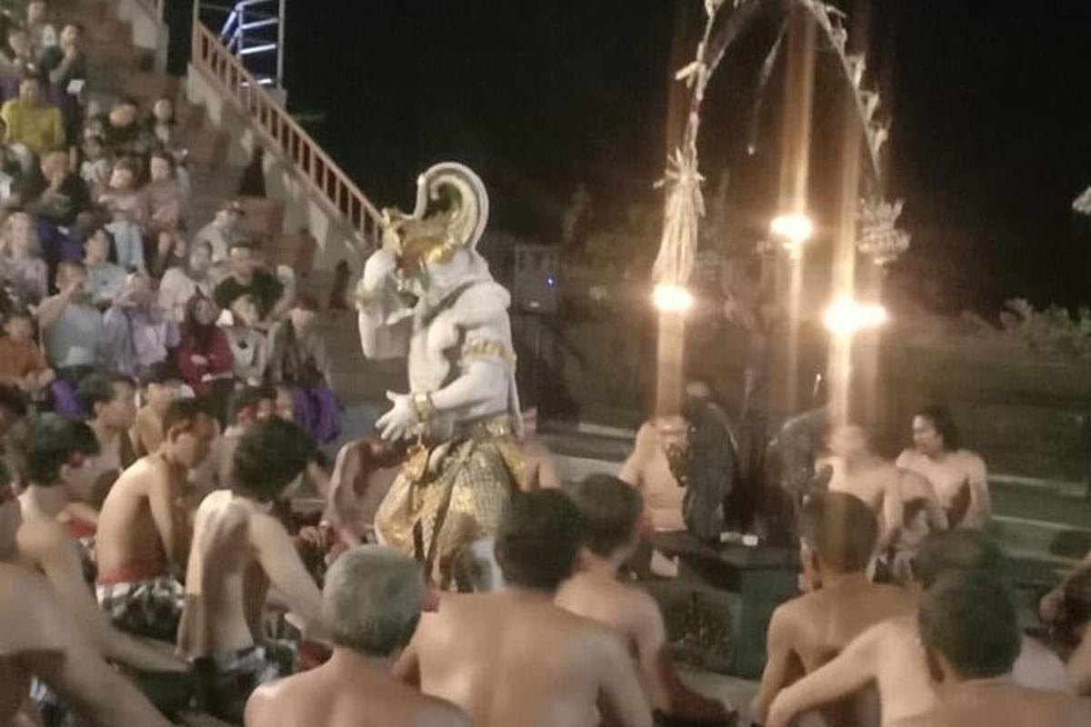 um grupo de pessoas assistindo a uma apresentação de circo no meio da multidão