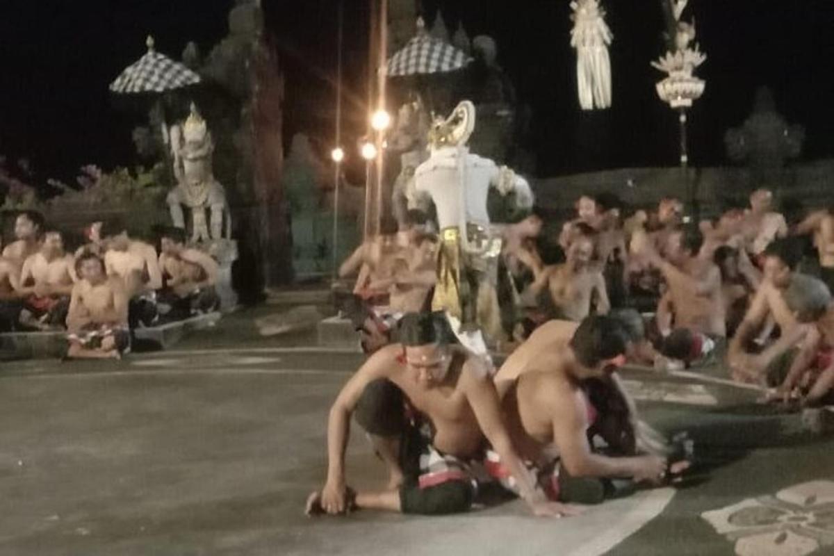 um grupo de homens nus na frente de uma multidão de pessoas
