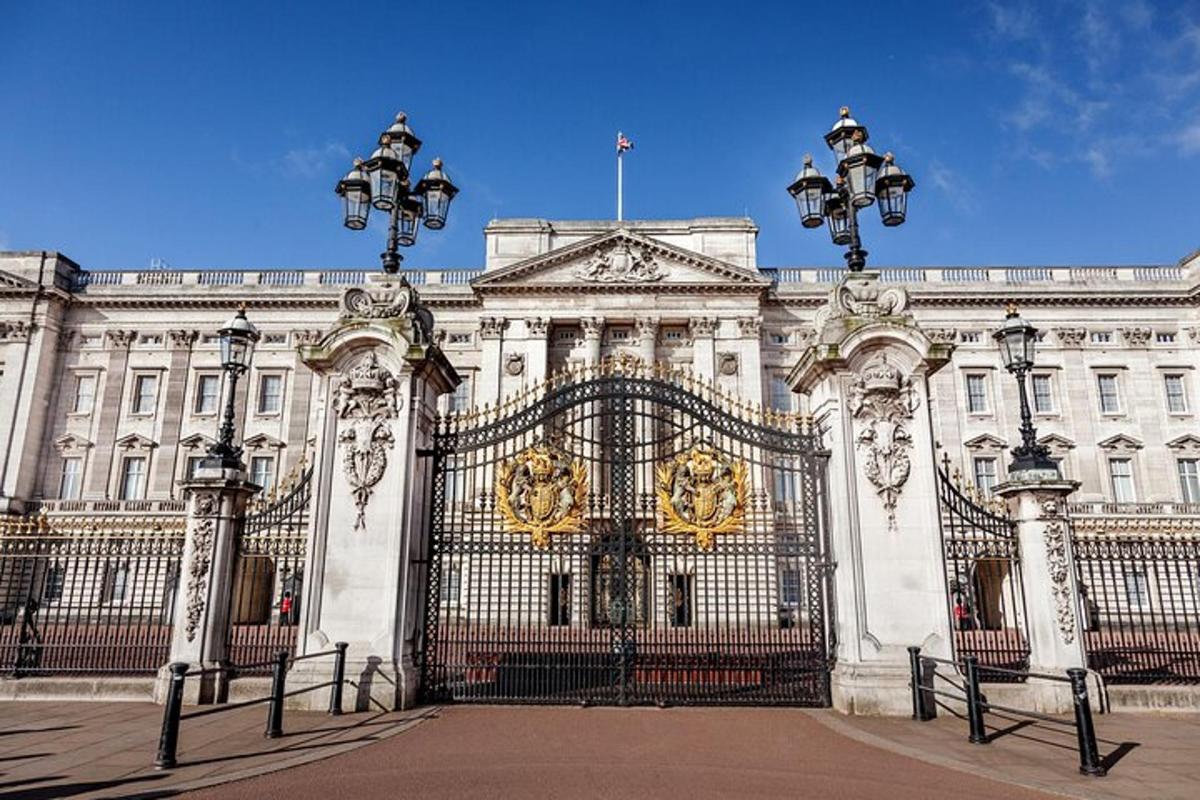 una gran puerta delante de un gran edificio