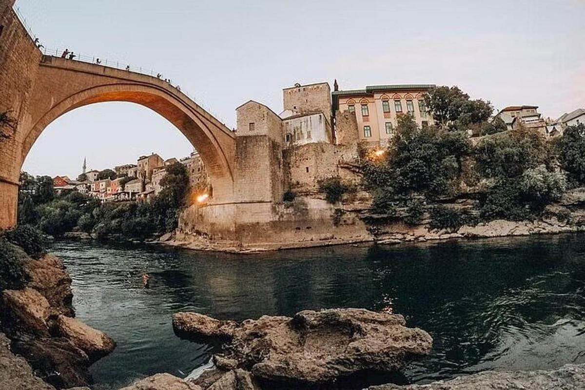 un puente sobre un río al lado de una ciudad
