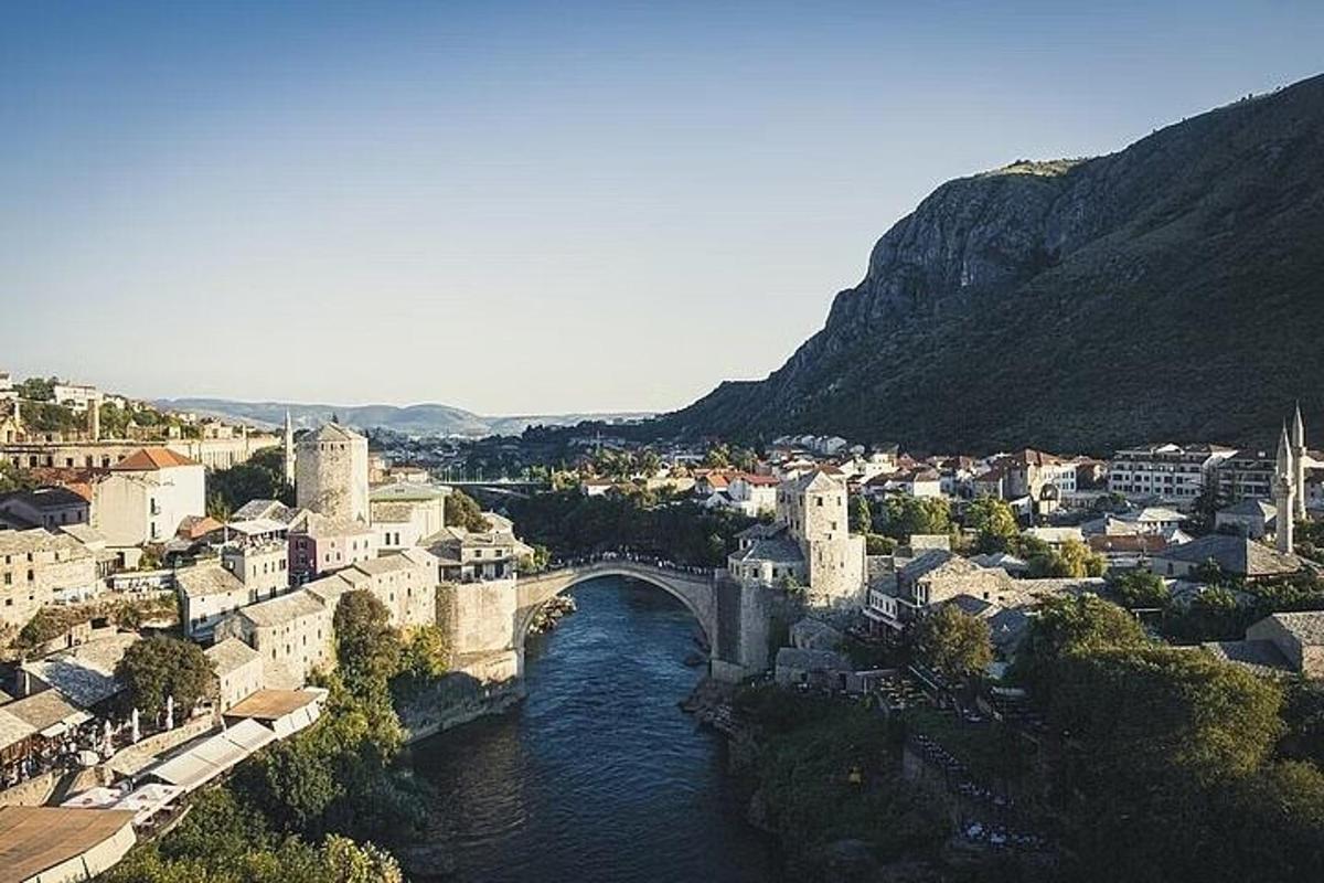 Un puente sobre un río en una ciudad con edificios.