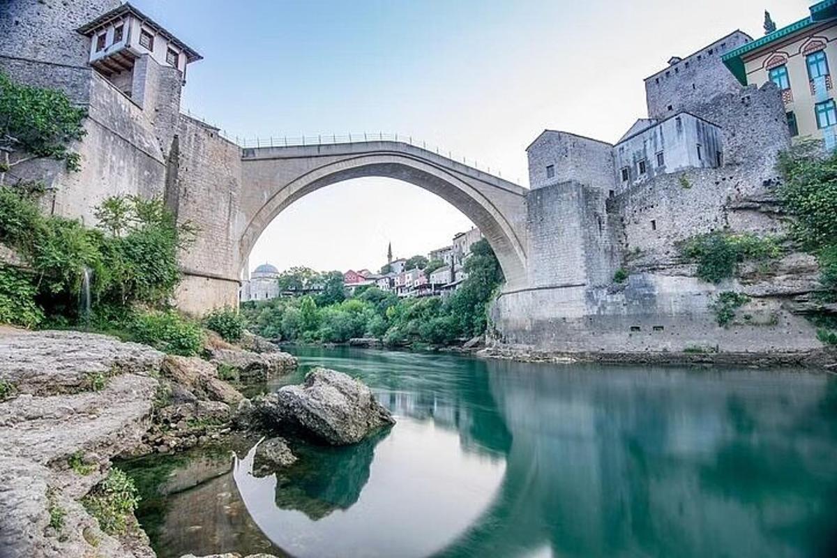 un puente sobre un río en una ciudad