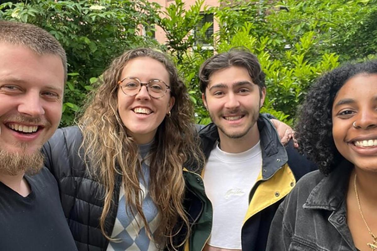 um grupo de pessoas posando para uma foto
