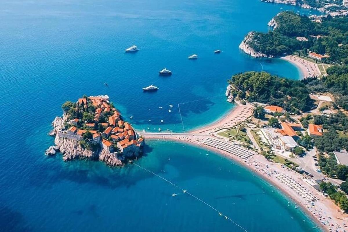 zračni pogled na majhen otok v vodi