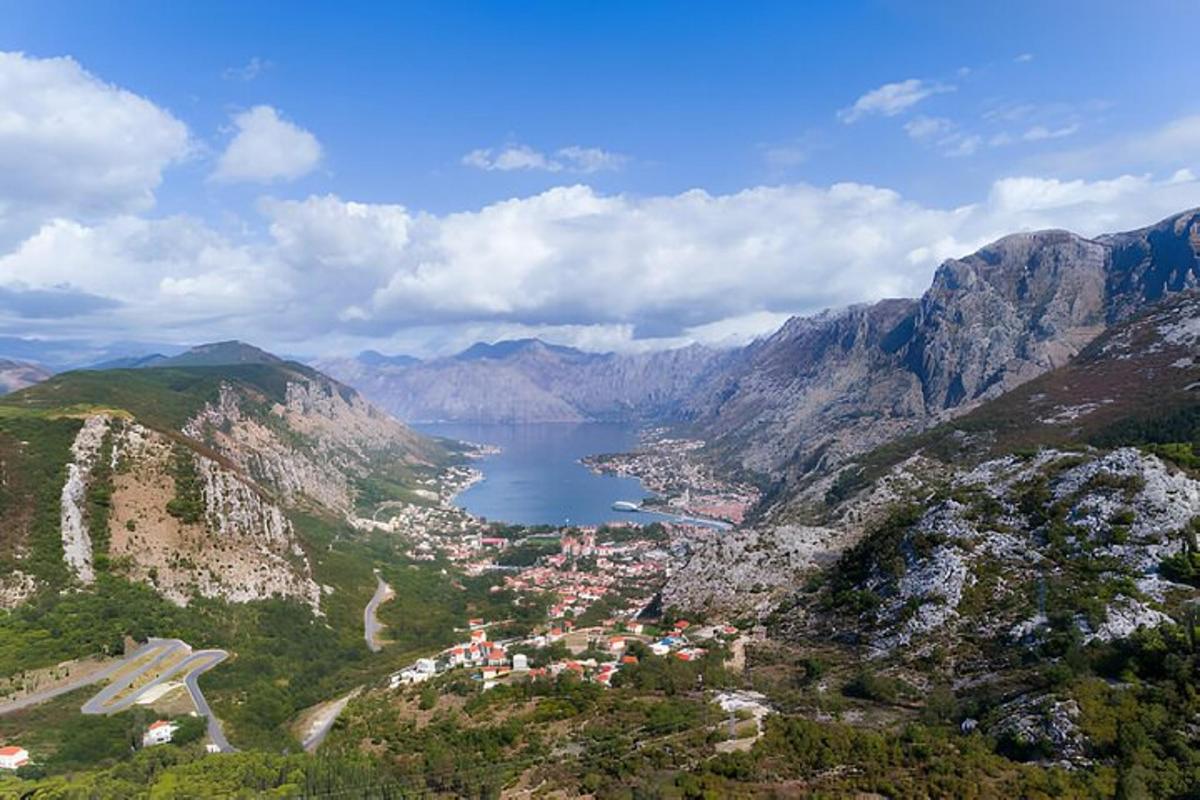 una vista di una valle con un lago e montagne