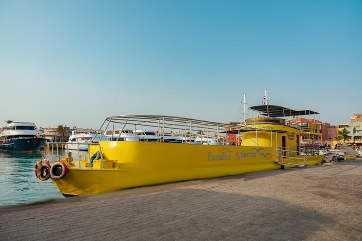 Un barco amarillo está atracado en un muelle
