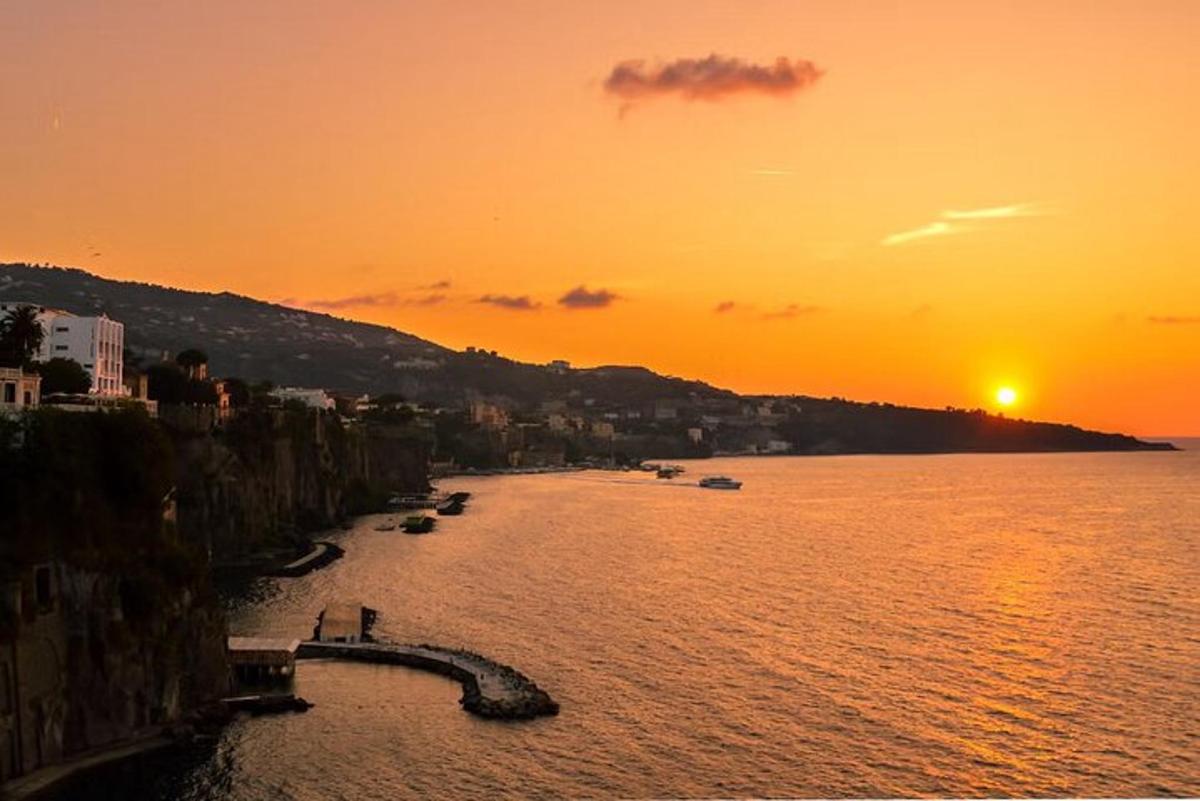 un tramonto su uno specchio d'acqua con barche