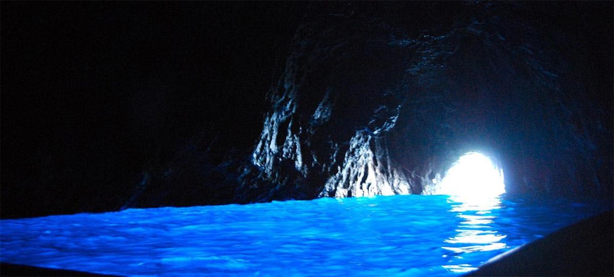 Una cueva con una luz al final.