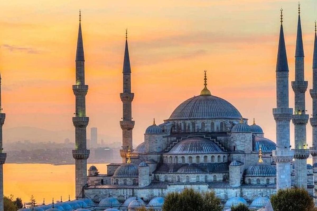 Modra mošeja z modrimi kupolami in minareti ob sončnem zahodu