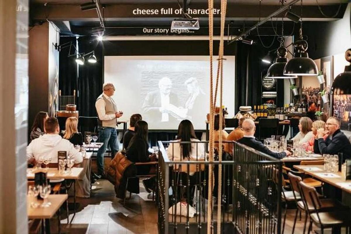 seorang pria memberikan presentasi di restoran