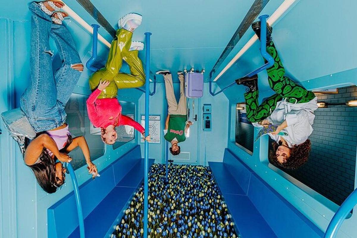 skupina lidí předvádí triky ve vlaku