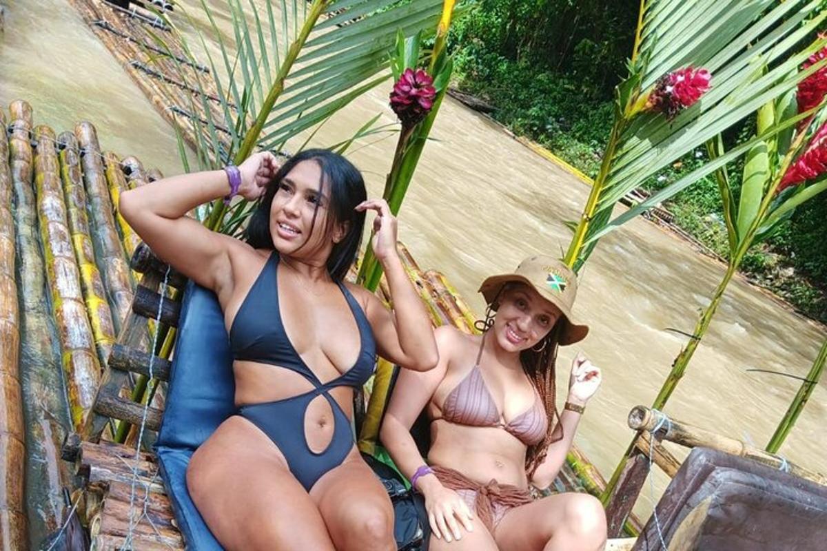 două femei în bikini așezate pe un scaun