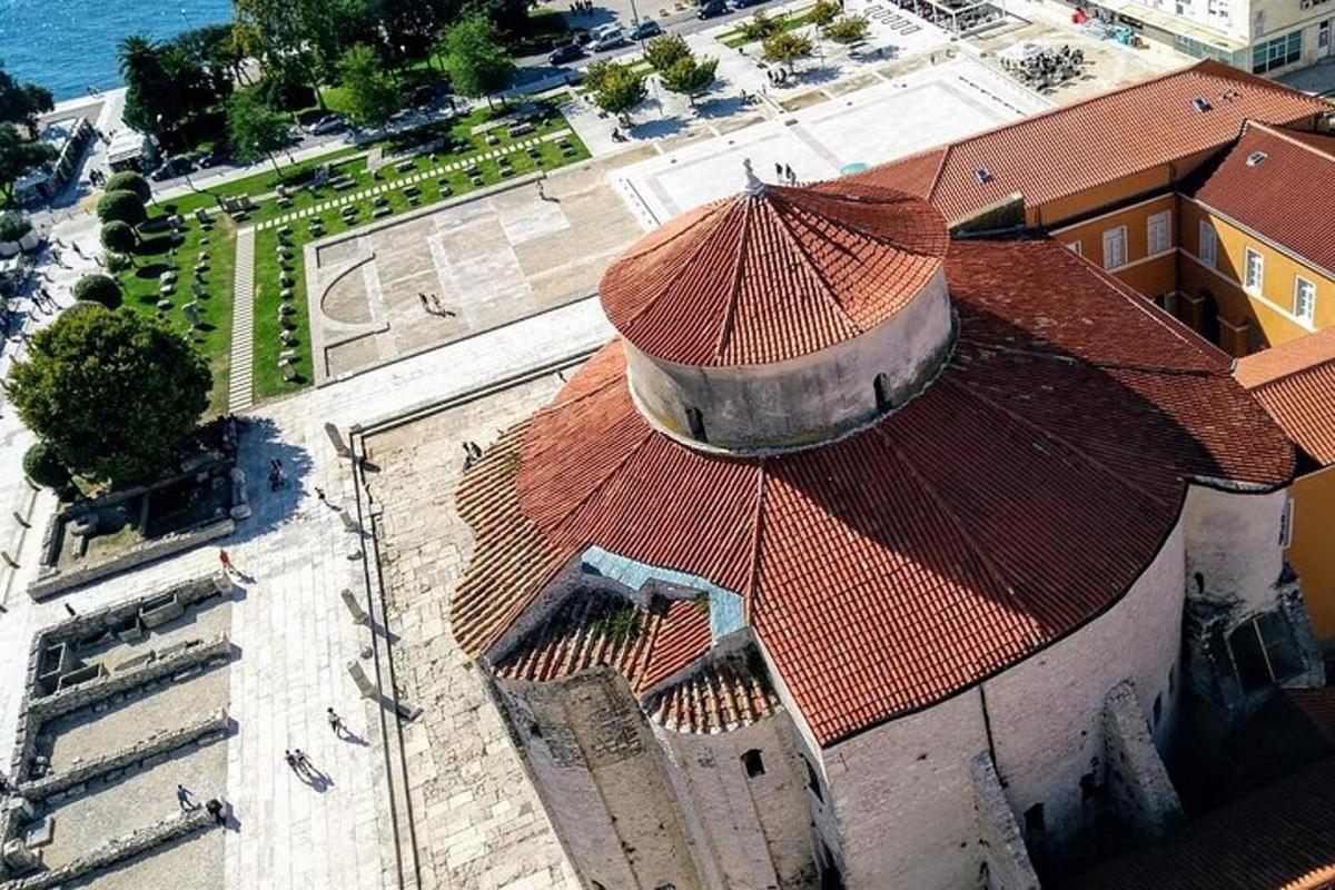 una vista dall'alto di un edificio con il tetto rosso