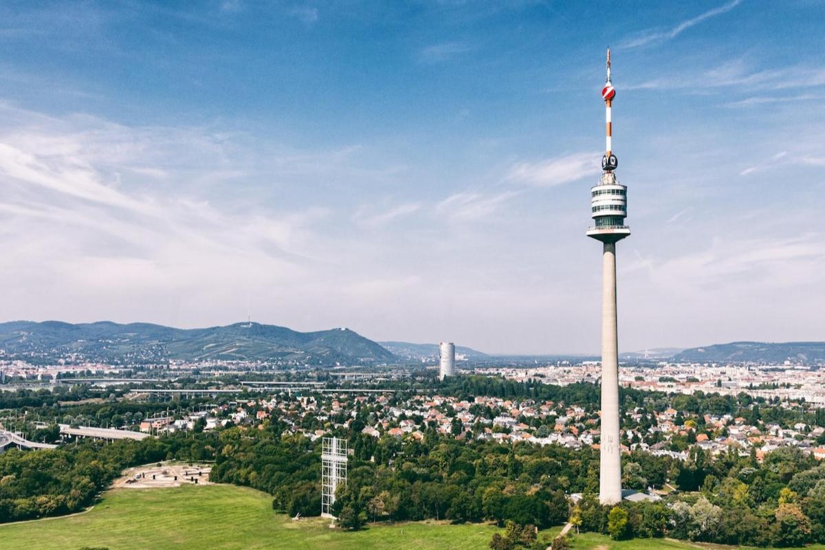 una vista di una città con una torre della televisione