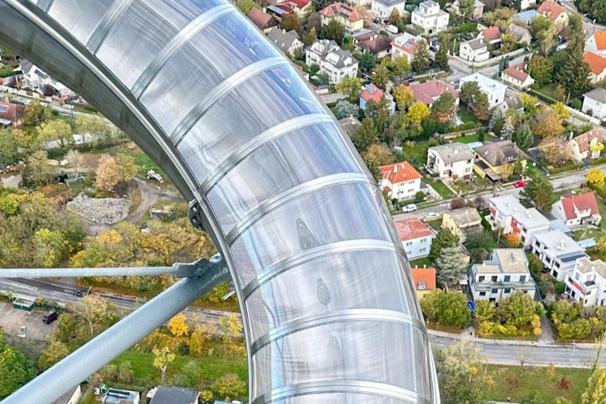 een bovenaanzicht van een silo in een stad