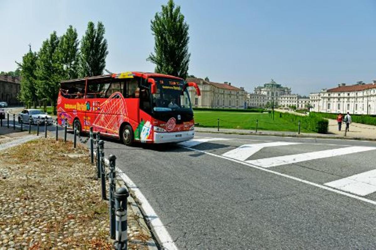 Rdeč avtobus se pelje po ulici