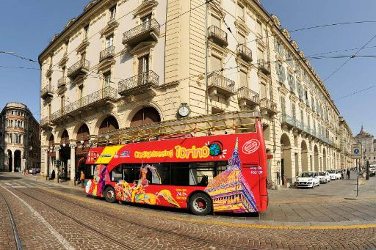 rdeč avtobus parkiran pred stavbo