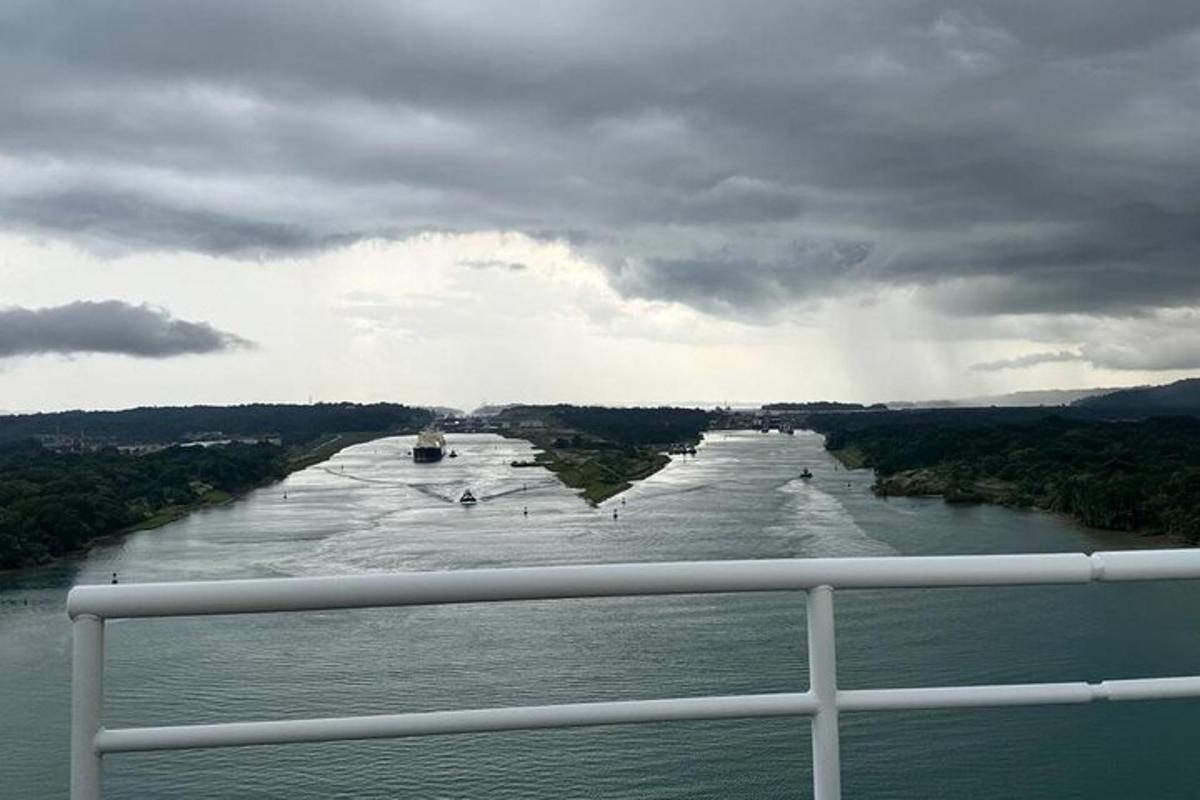 una vista di un fiume con barche al suo interno