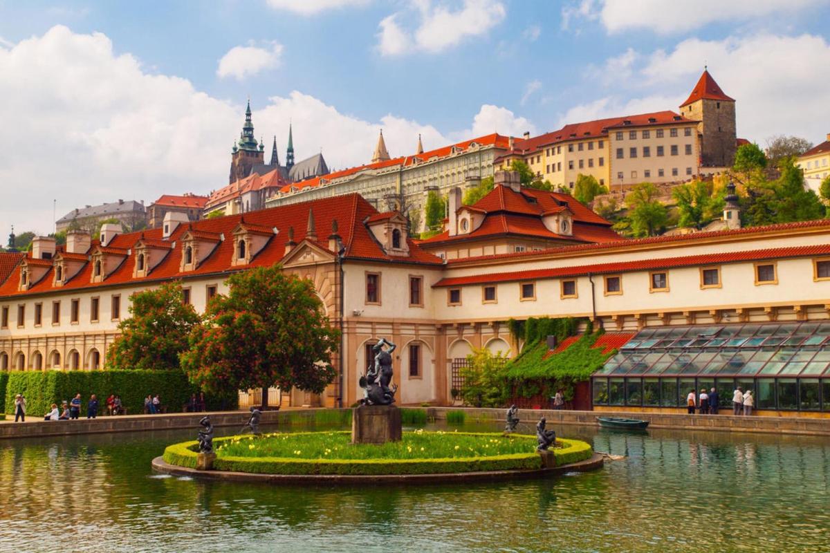 velká budova s fontánou uprostřed vodní plochy