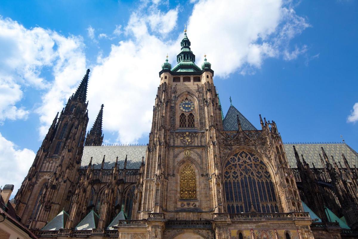 uma grande catedral com uma torre do relógio no topo