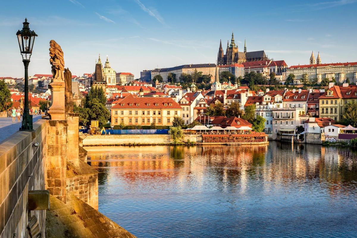 pohled na město s řekou a budovami