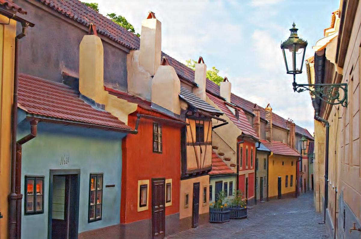 uma fileira de edifícios coloridos em uma rua