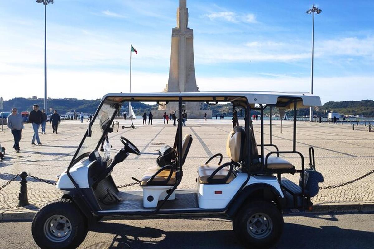 een golfkarretje geparkeerd voor een monument