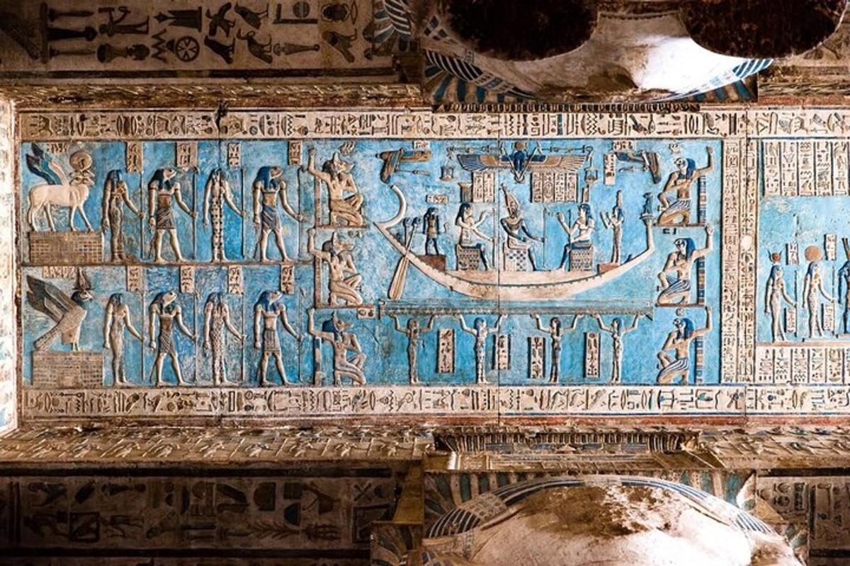un muro con mosaici in un edificio