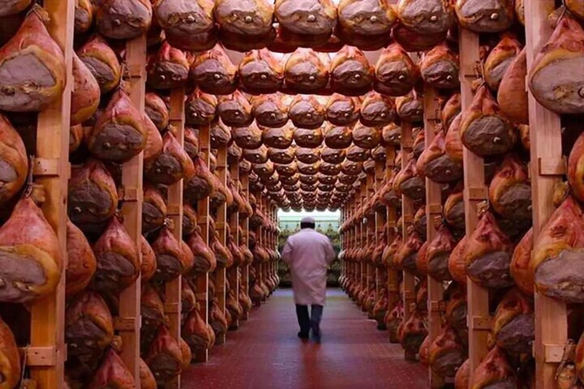 seorang lelaki berjalan melalui terowong makanan