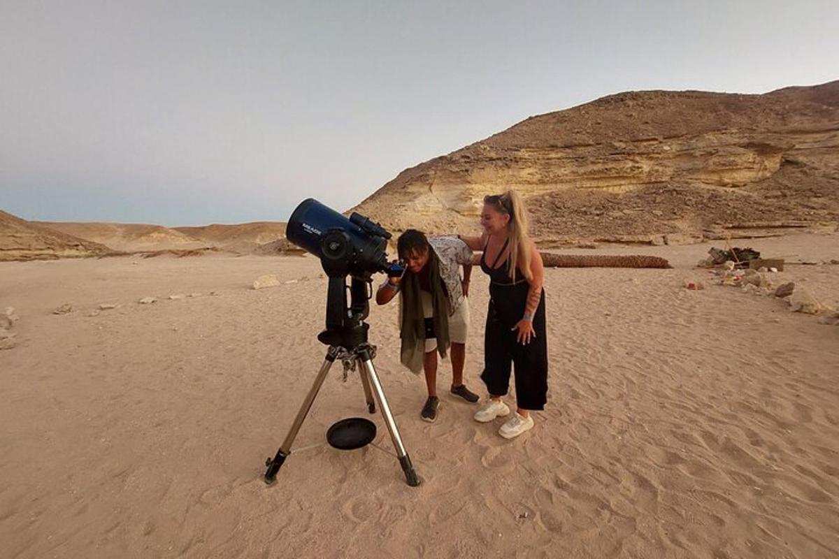due donne che guardano in una telecamera nel deserto