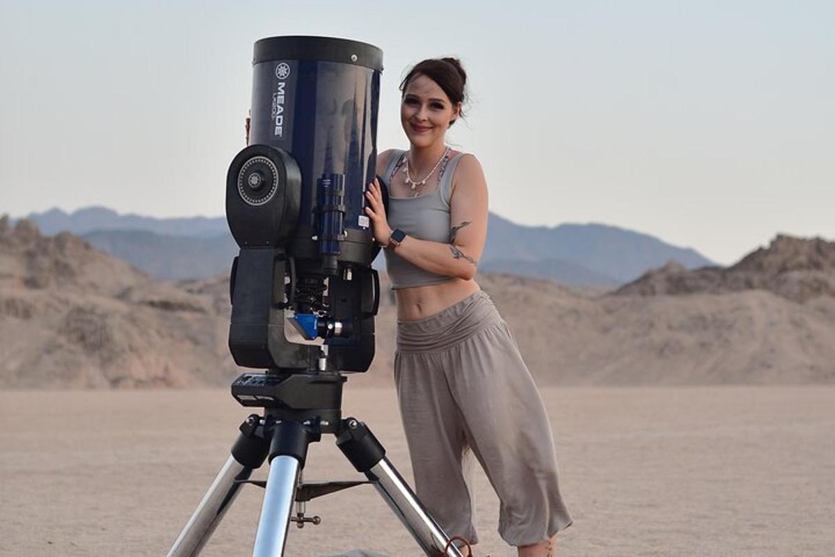 una donna in piedi accanto a una macchina fotografica su un treppiede