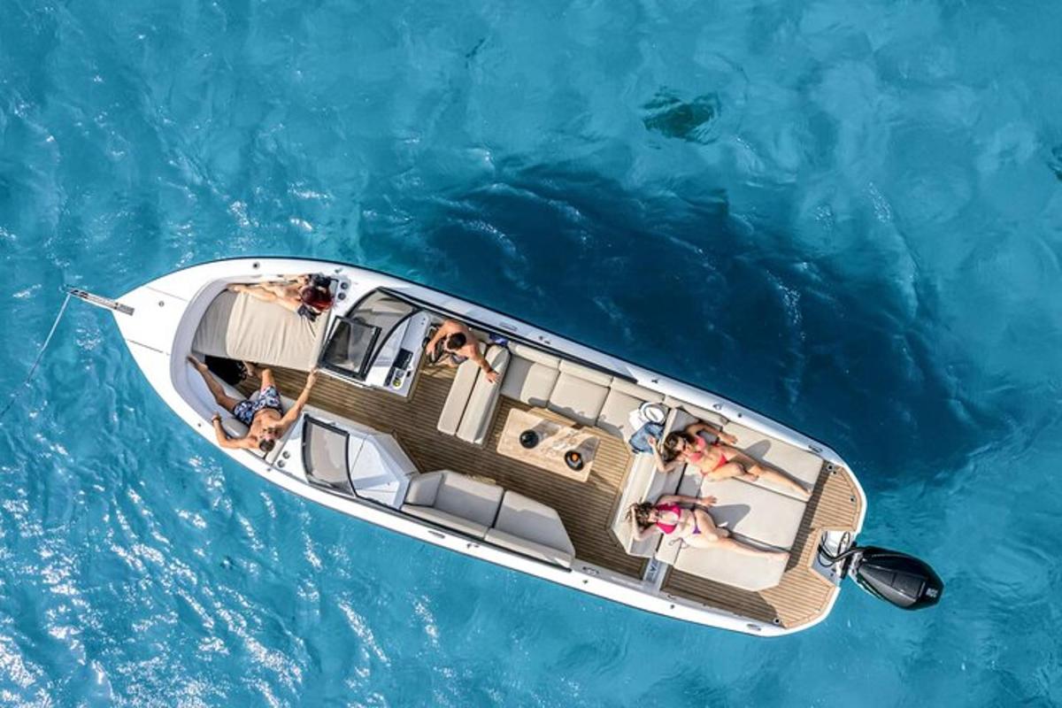 eine Gruppe von Menschen auf einem Boot im Wasser