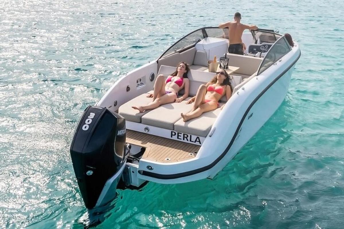 zwei Personen sitzen auf einem Pontonboot im Wasser
