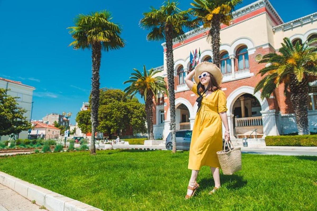 uma mulher de vestido amarelo parada na grama