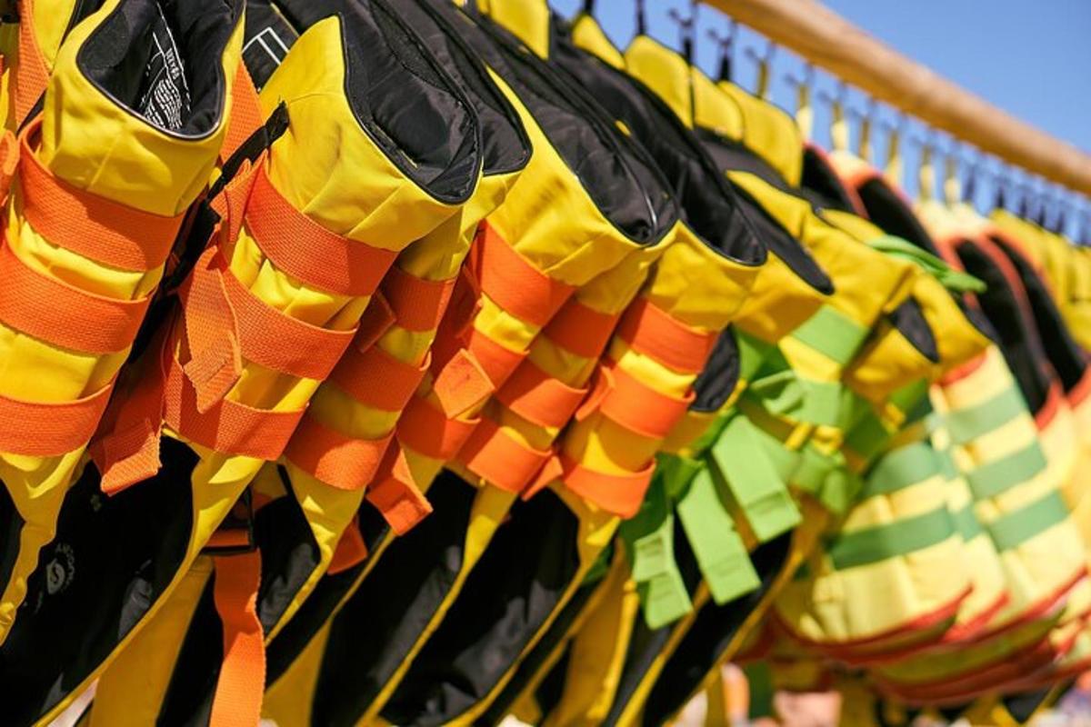 Μια σειρά από πολύχρωμους χαρταετούς κρεμασμένους σε έναν τοίχο